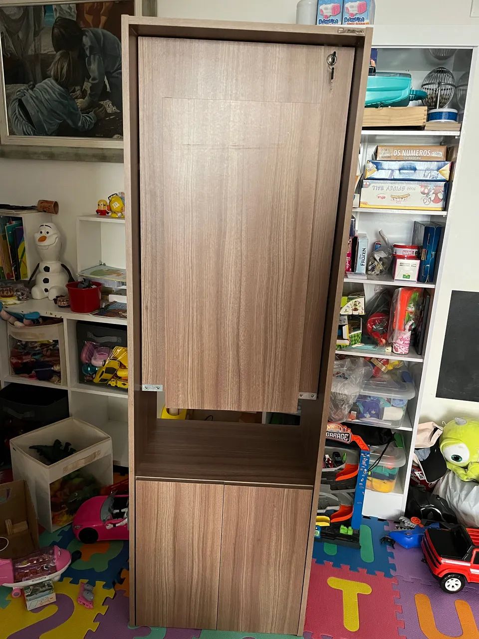 Armário multiuso com mesa embutida