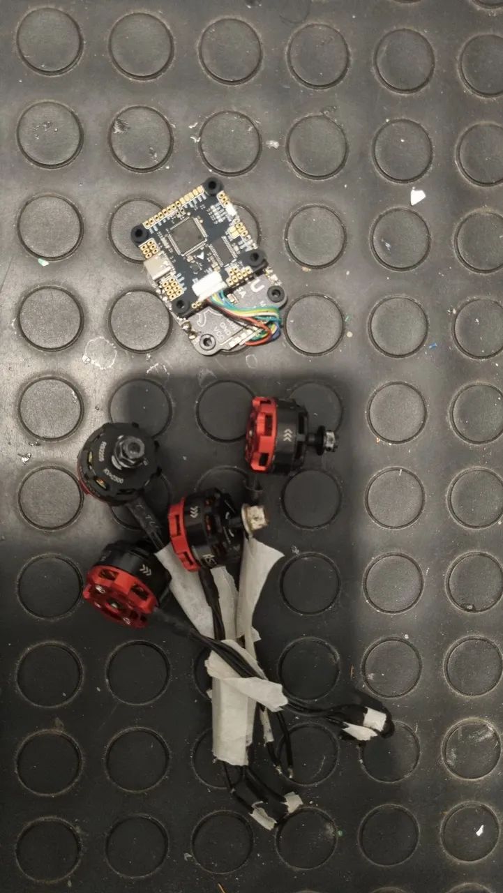 Controladora + ESC 45 A + 4 motores 2205( 2CCW + 2 CW)
