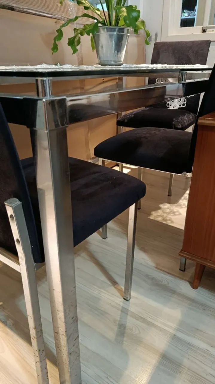 Mesa de vidro e inox, com 4 cadeiras  - Foto 3