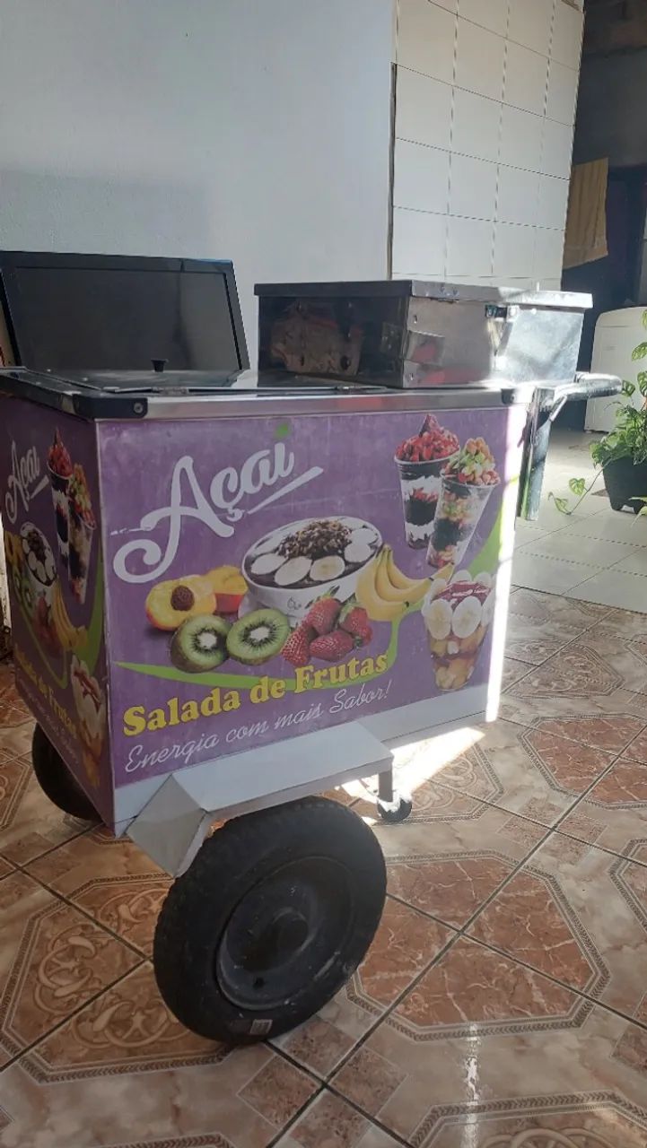 Carrinho de açaí e salada de frutas 