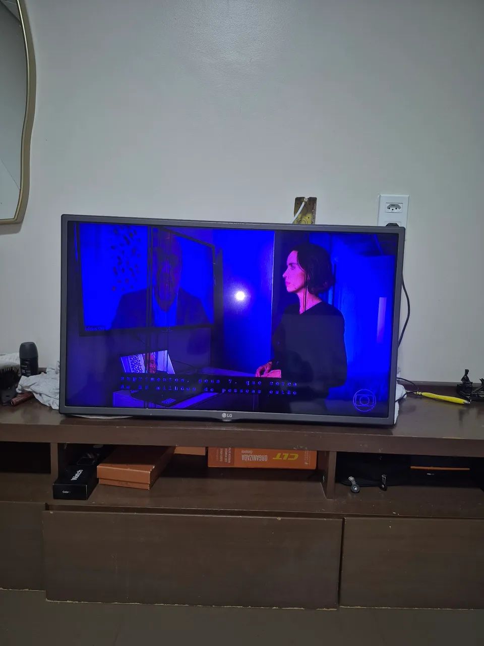Tv 32 smart com uma faixa na tela  - Foto 3