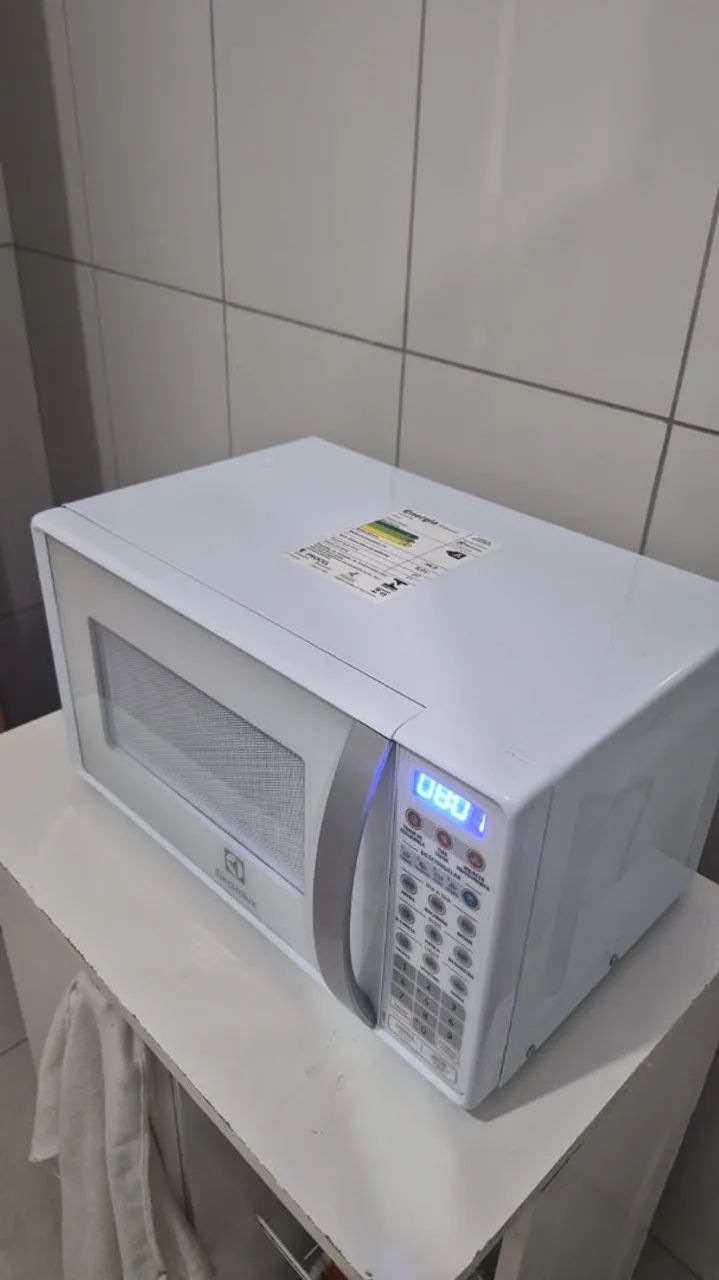 Microondas Electrolux 20LTs semi-novo - Foto 4