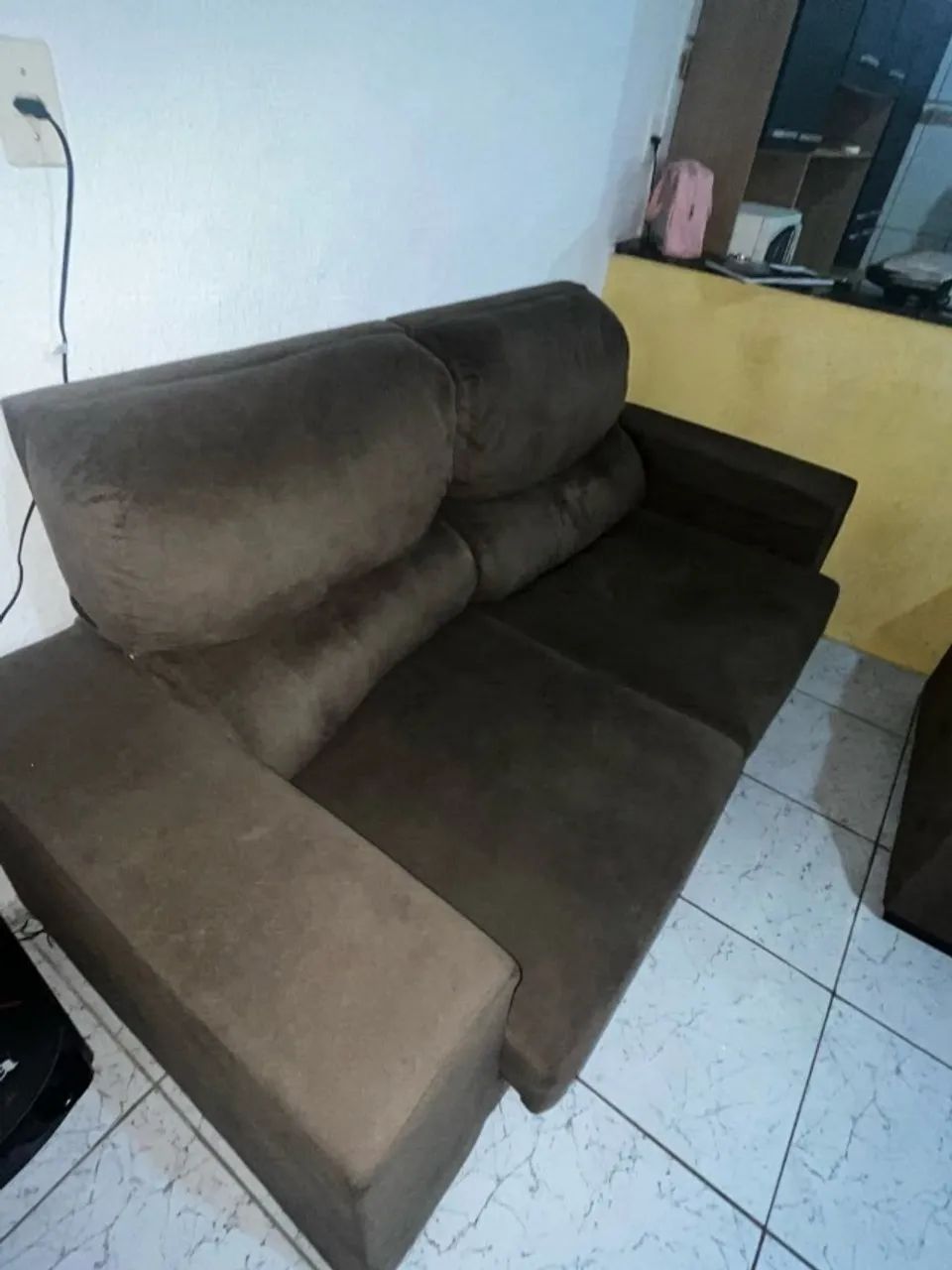 Armário, geladeira, microondas e sofá retrátil 
