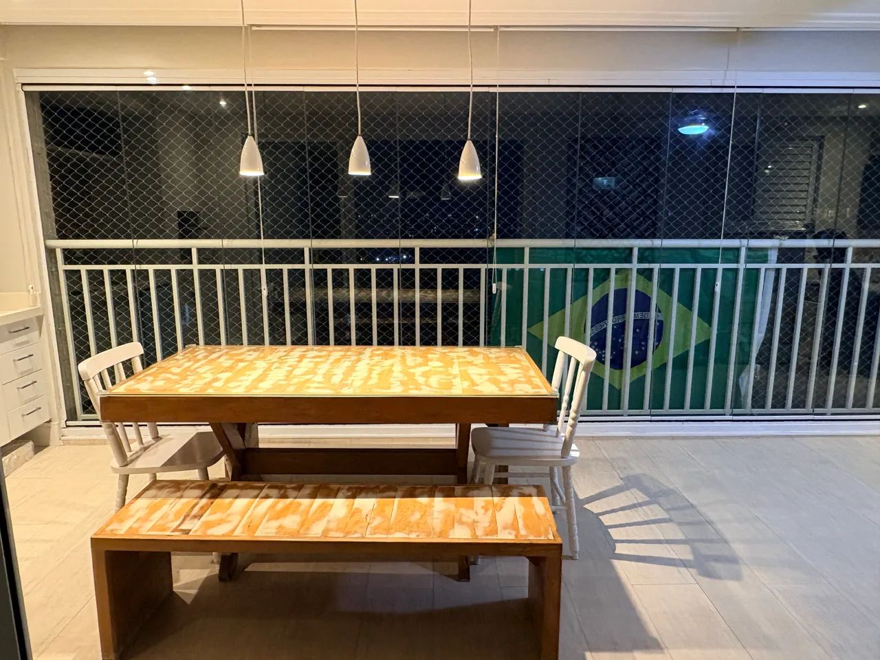 Mesa com bancos elegante em madeira   - Foto 2
