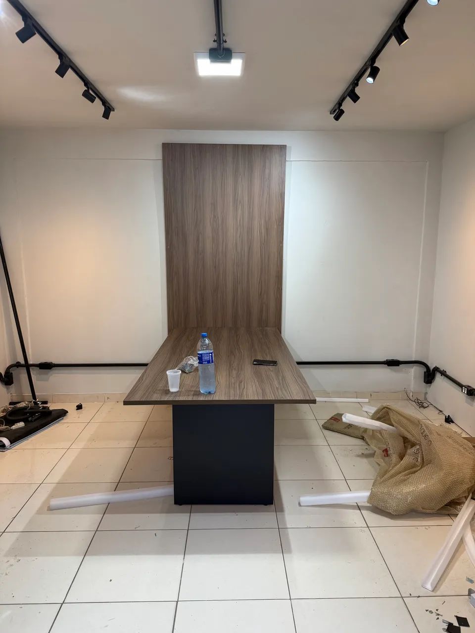 Mesa reunião 2,00x1,00 + painel de parede Novo  - Foto 3