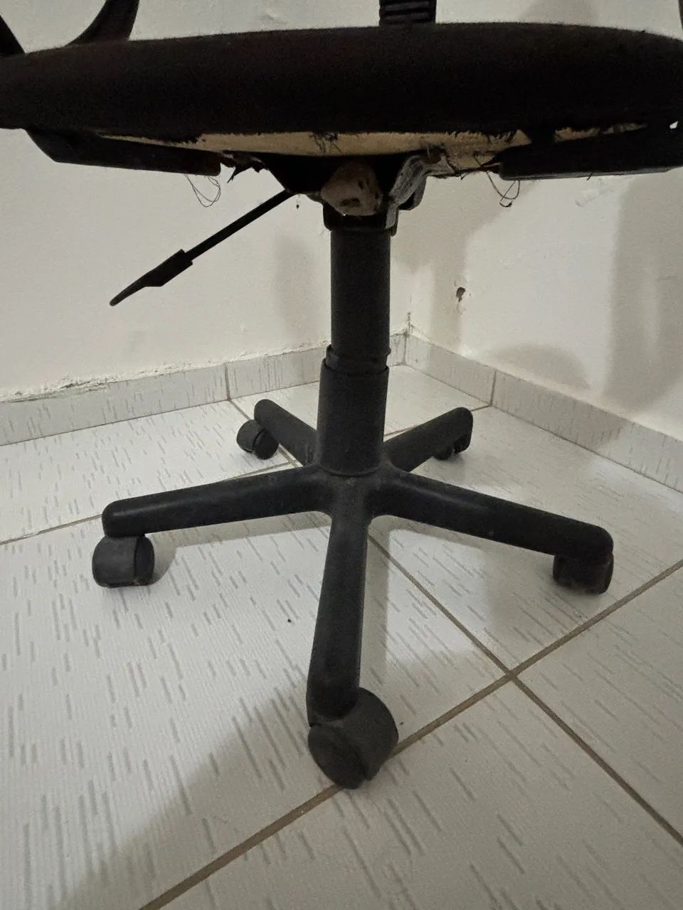 cadeira giratória preta  - Foto 4