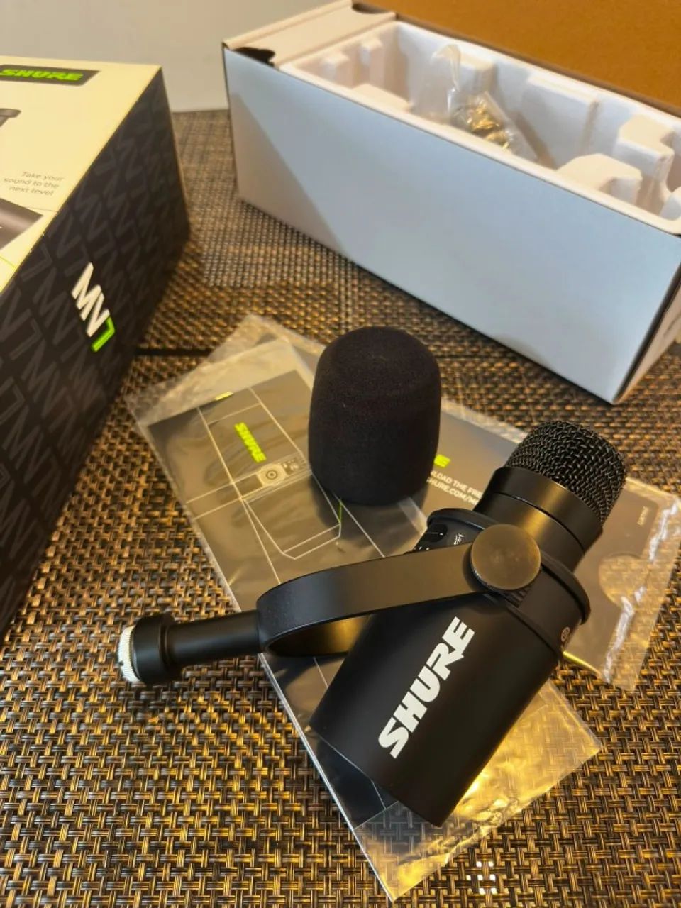 Microfone Shure MV7 USB / XLR Podcast e Streaming Profissional Impecável - Foto 2