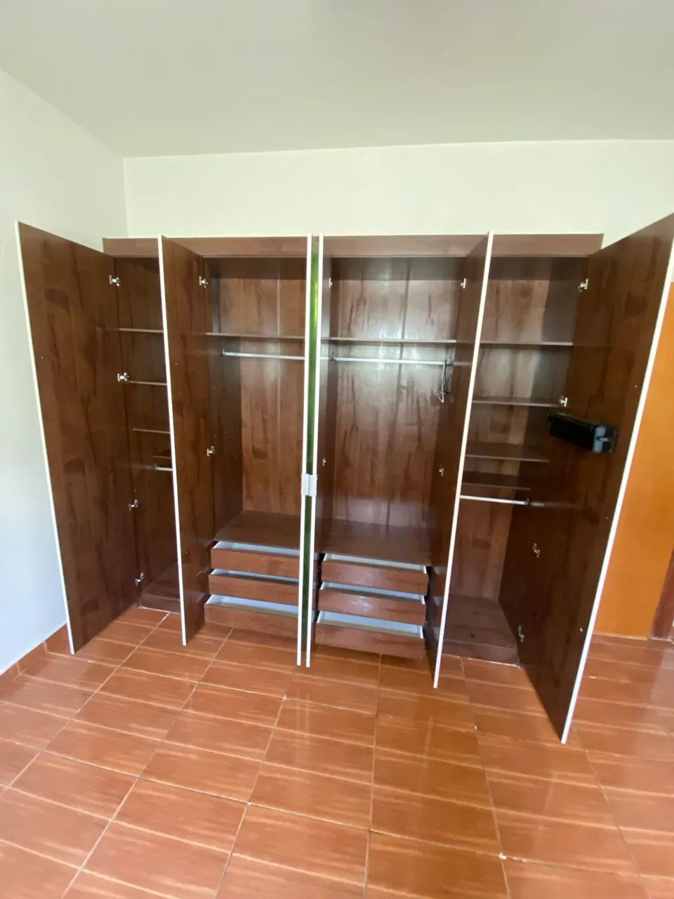 Guarda roupas casal com espelho semi novo  - Foto 4