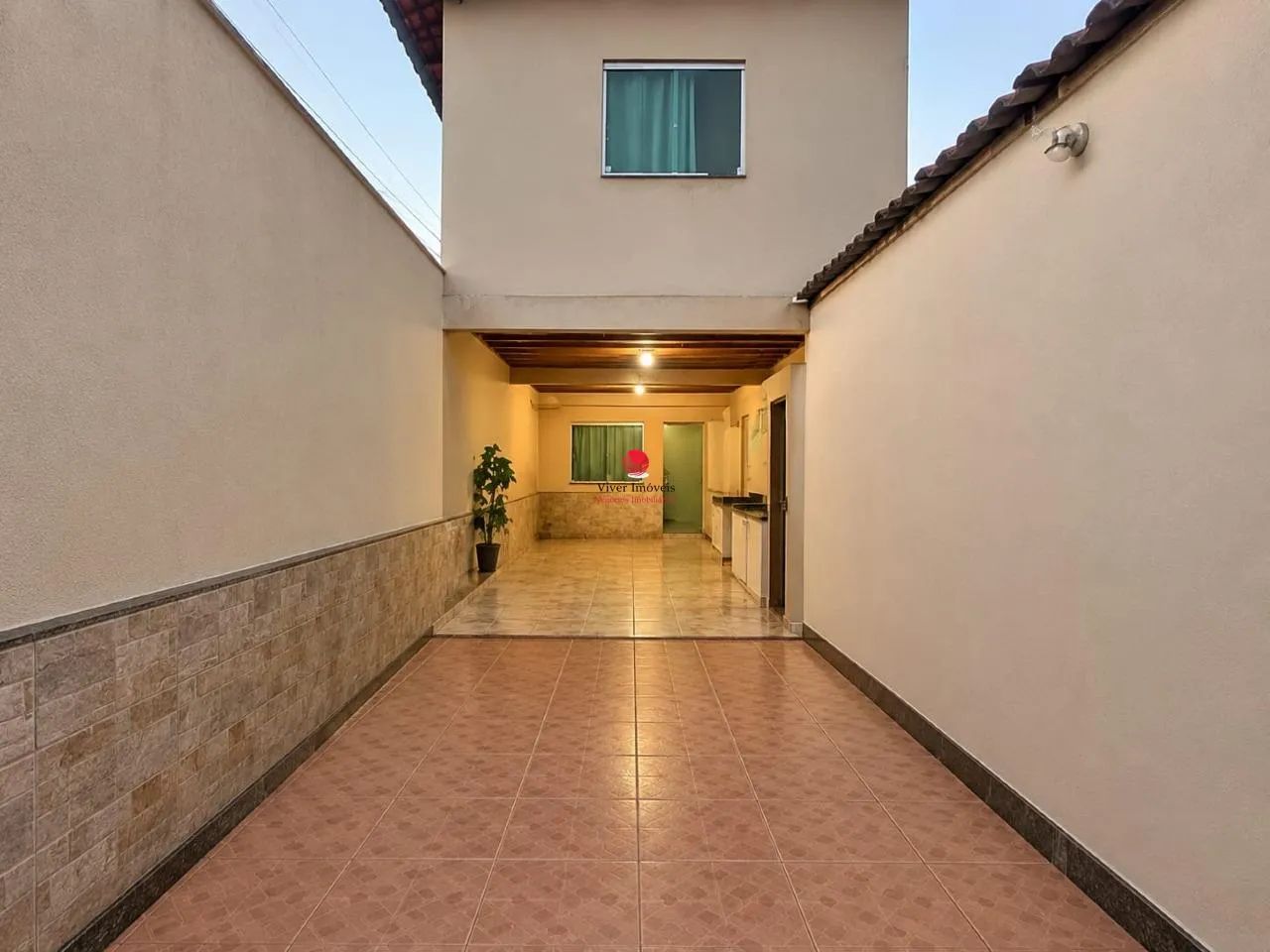 IMÓVEL COM 4 EDIFICAÇÕES  EXCELENTE POTENCIAL COMERCIAL E RESIDENCIAL - Foto 2