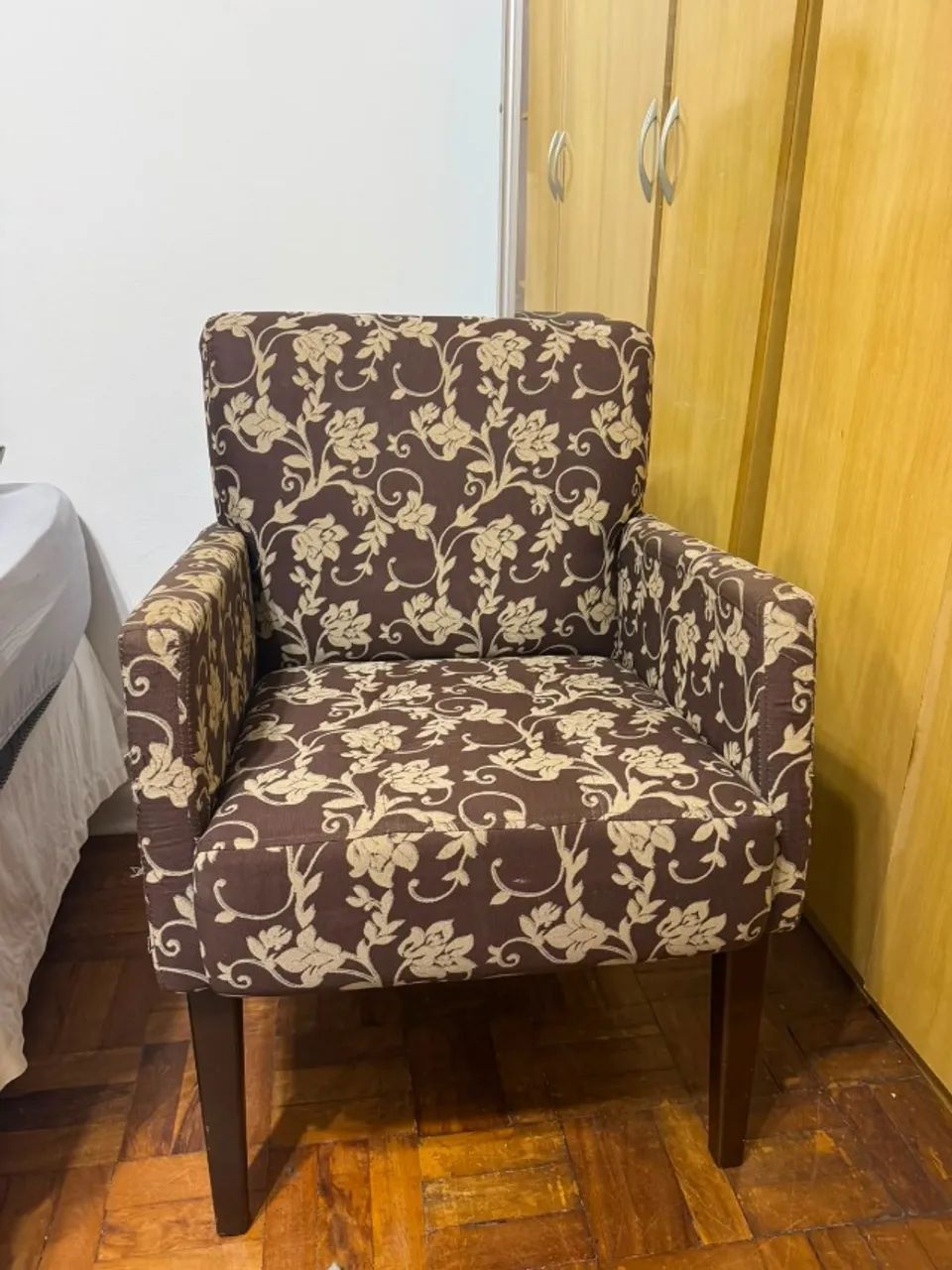 Poltrona Decorativa Estofada Nova - Foto 2
