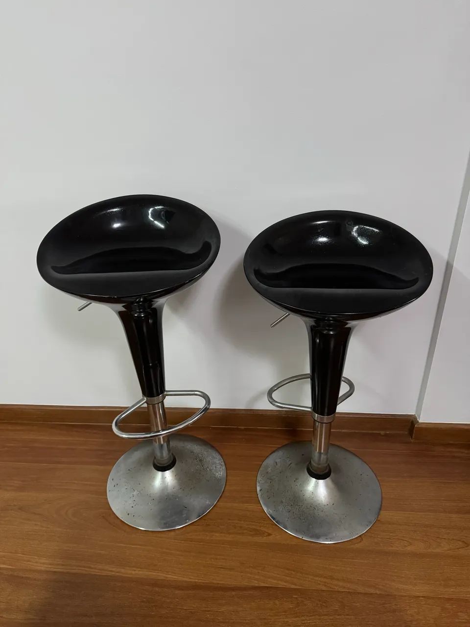 Duas banquetas por R$ 150,00 , giratórias e regulagem  de altura  - Foto 2