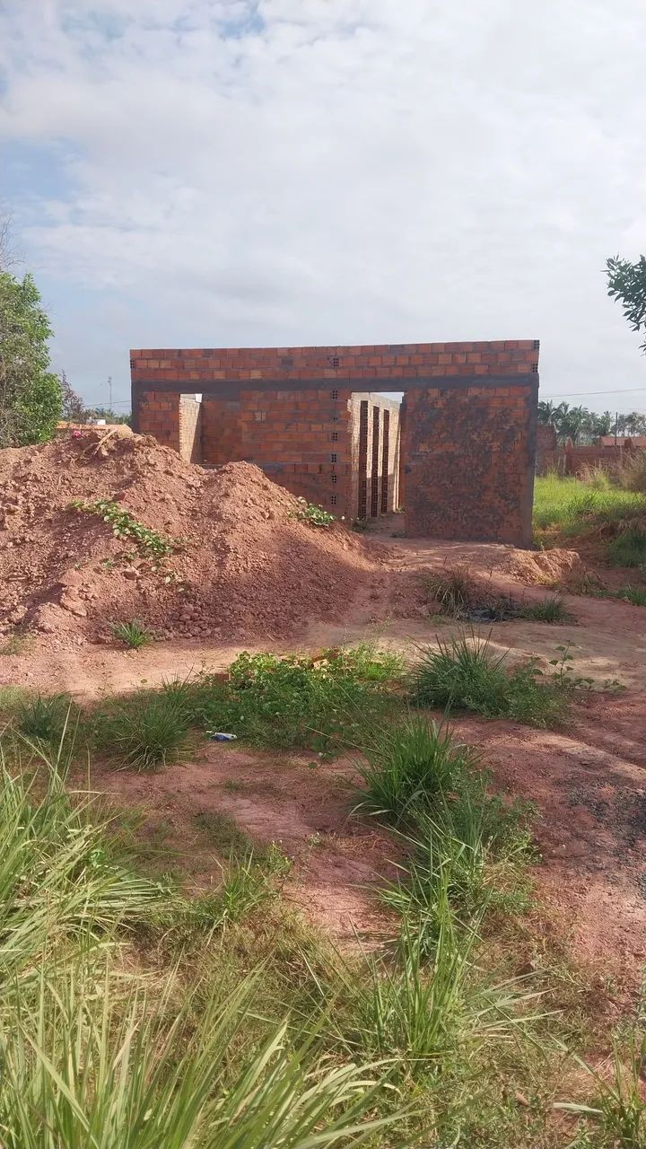Lote com casa quase pronta a venda