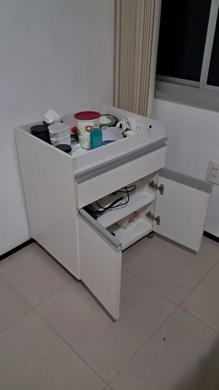 Armario multiuso com rodinhas