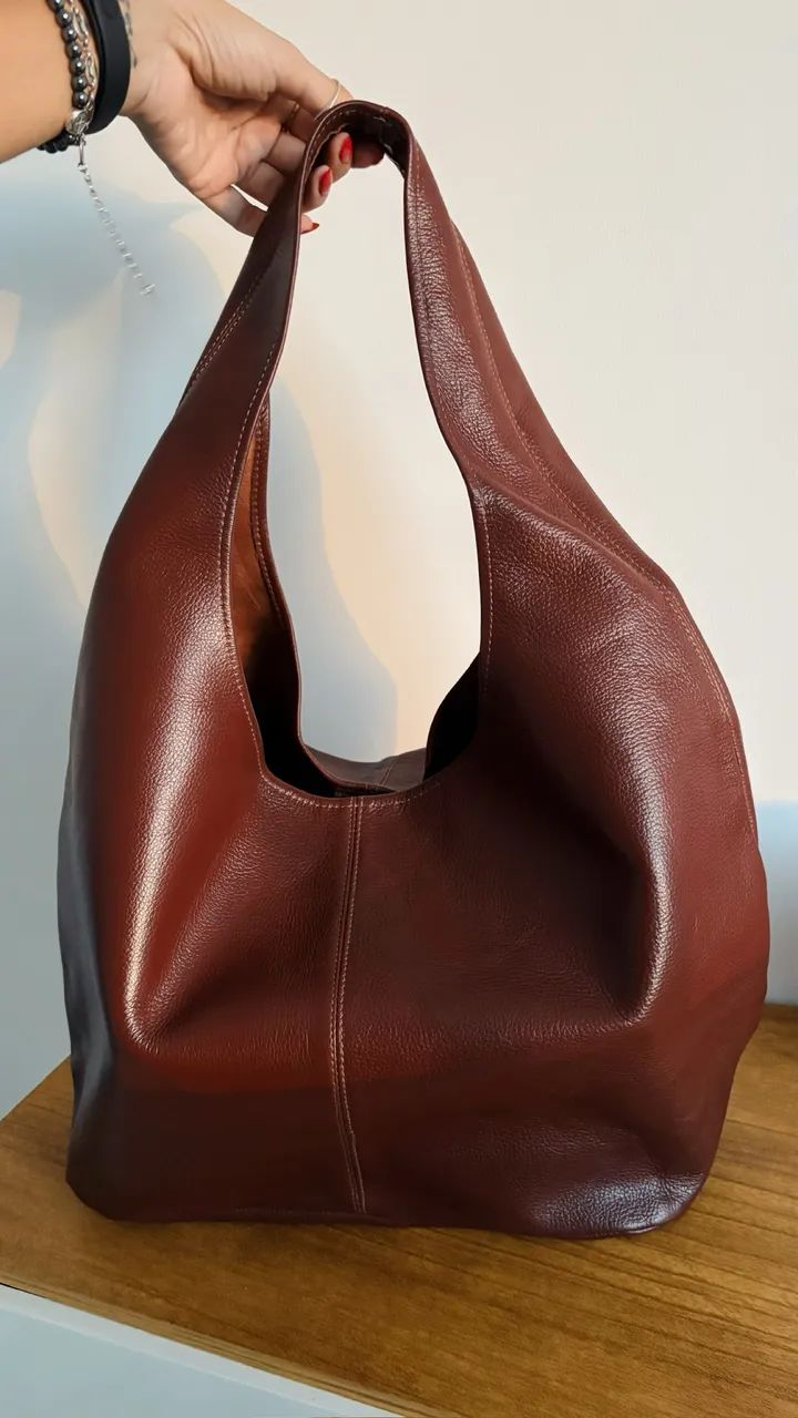 Bolsa de couro na caixa