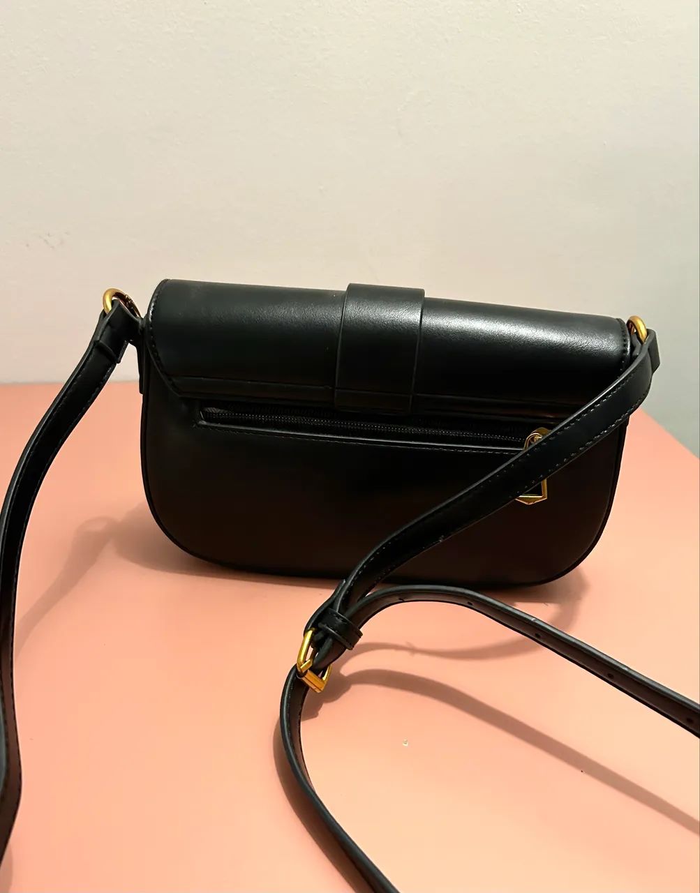 Bolsa preta de couro sintético e detalhes em dourado - Foto 2