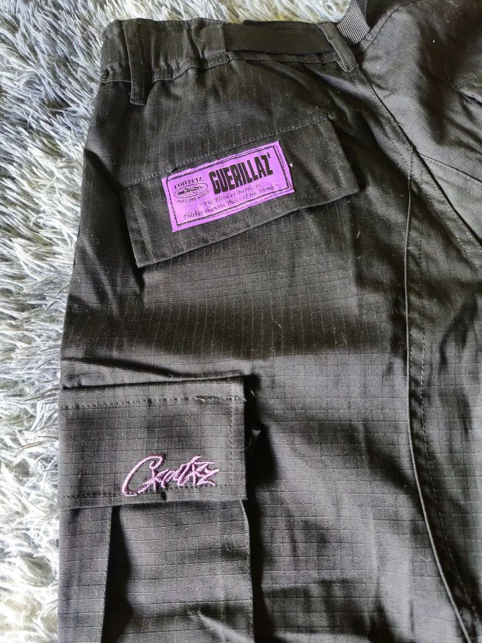 calça cargo corteiz guerillaz preta/roxa  - Foto 4