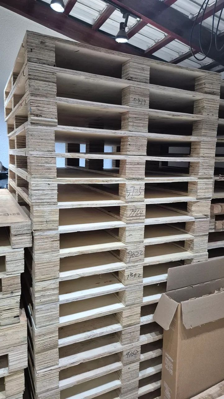 Pallets seminovos medida 1.10 por 1.30, suporta 300kg aproximadamente, 3cm espessura.  - Foto 2