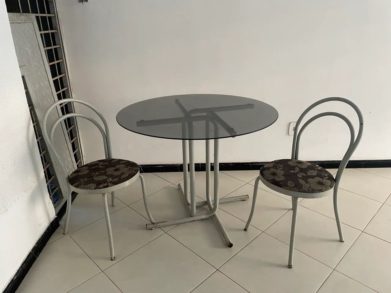Mesa redonda com quatro cadeiras 