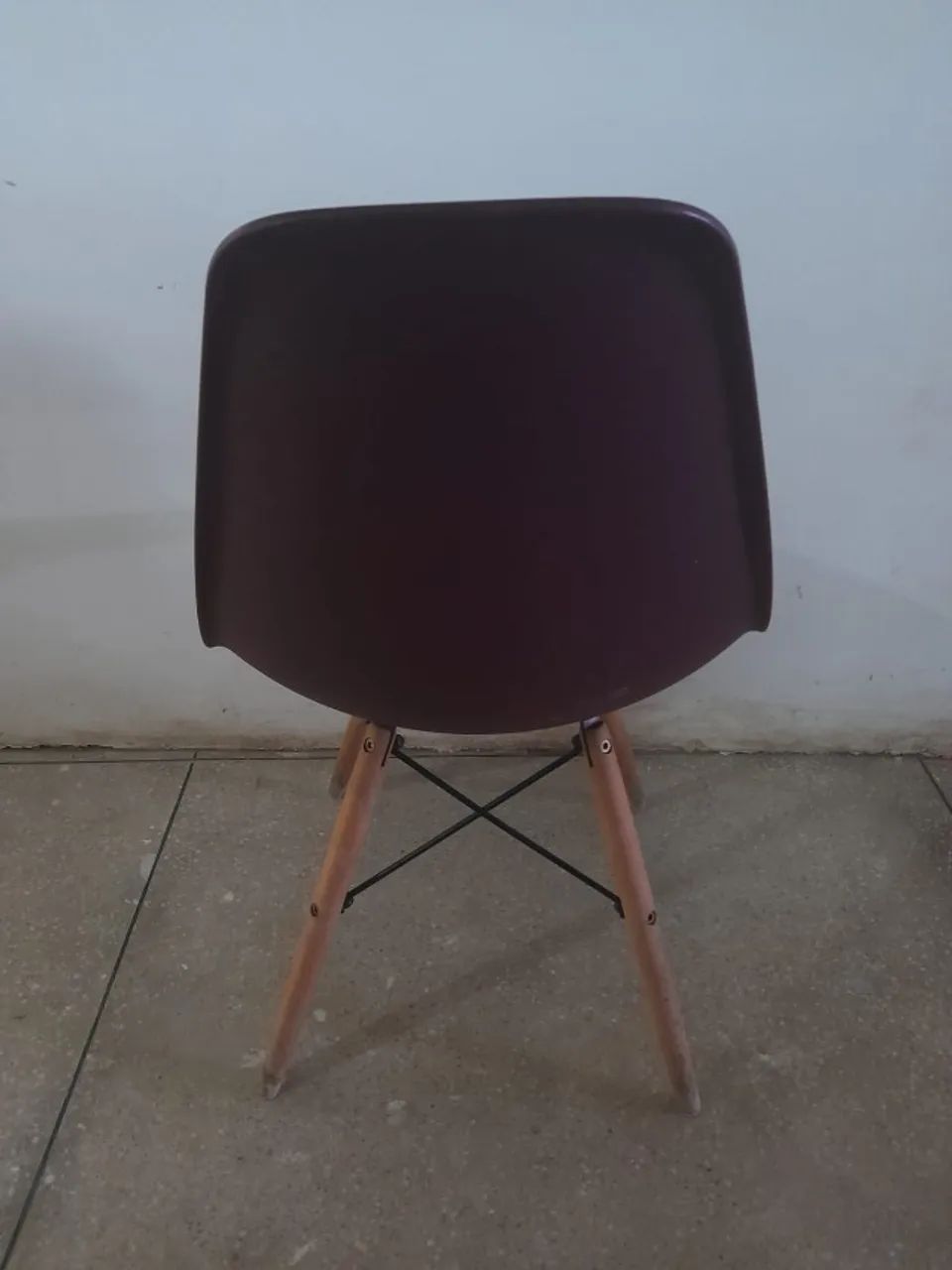Cadeira roxa estilo Eames Eiffel com pés de madeira - Foto 2
