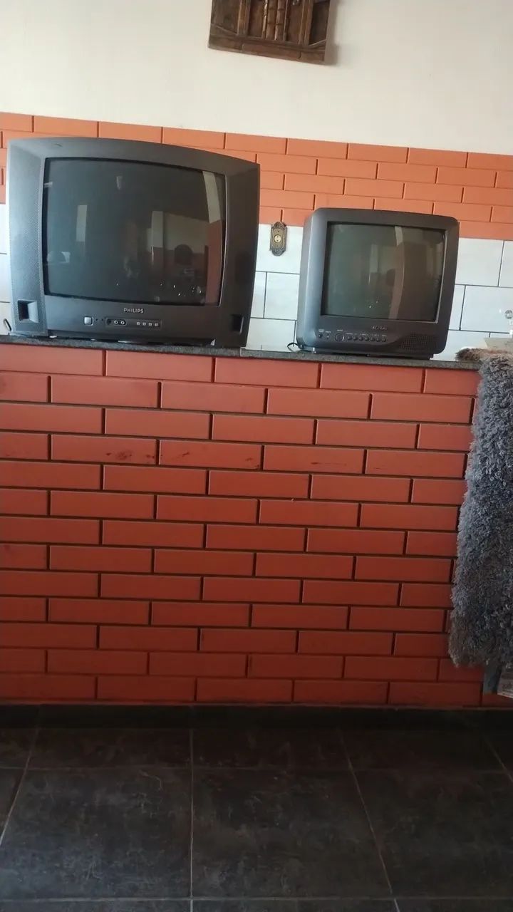 2 TVs 20 e 14  R$100 cada uma