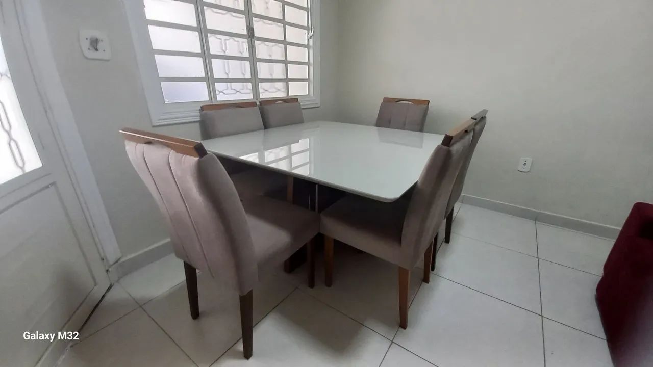 Mesa em madeira e vidro moderna e bonita