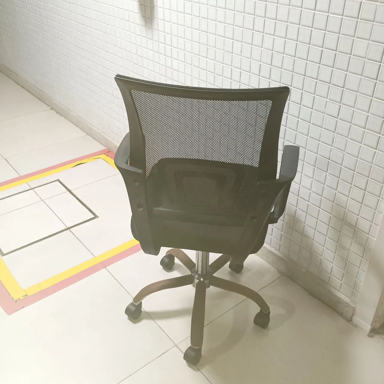 Cadeira de escritório em perfeito estado de funcionamento. - Foto 2