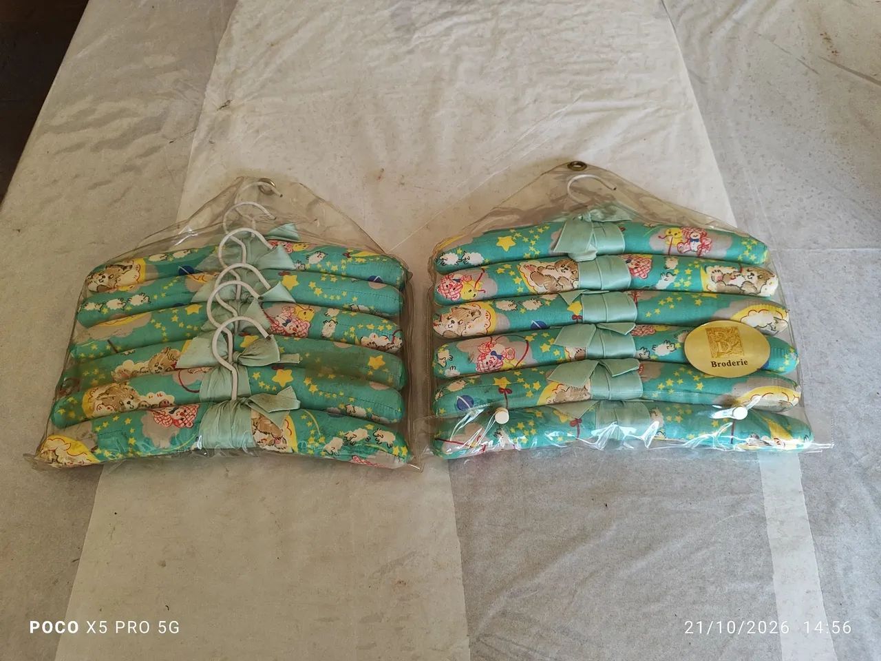 Lindo lote com 12 cabides infantis acolchoados em tecido
