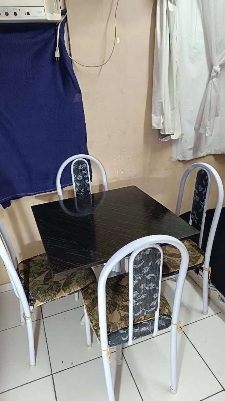 Mesa de mármore com 4 cadeiras 
