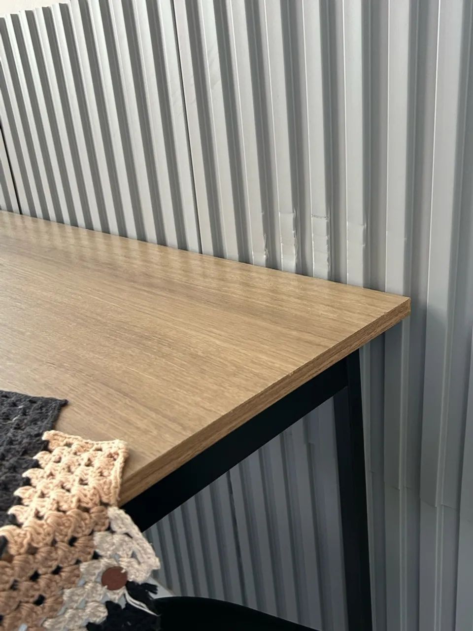 MESA DE MADEIRA ESTILO INDUSTRIAL COM 4 CADEIRAS  - Foto 3