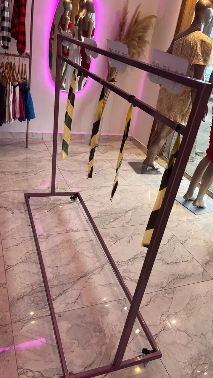 Balcão, arara, máquina de costura prateleiras e ornamentos - Foto 4