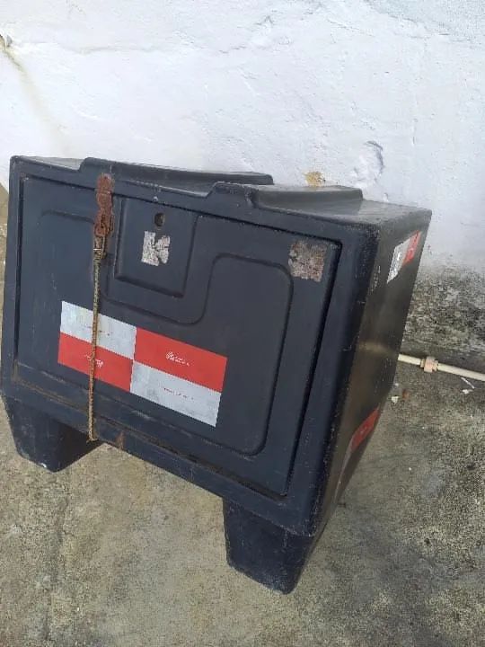 Vendo BAÚ 150L C suporte universal 