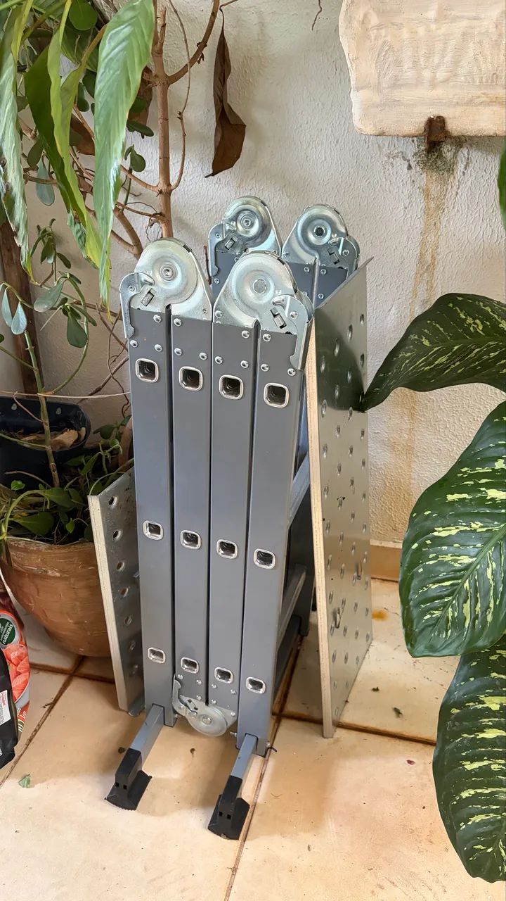 Escada de Aço e Alumínio Multiuso 4x3 com Plataforma 12 Degraus Nell KMP403