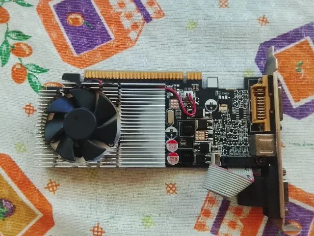 Placa de video GT 210 1GB