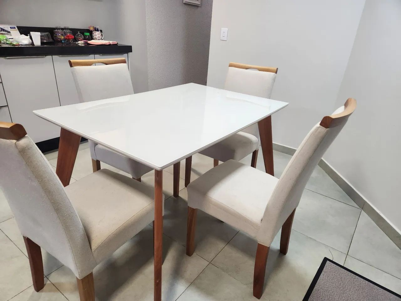 Mesa com 4 cadeiras