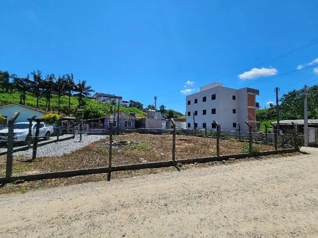 Terrenos urbano com casa precisando de reparos