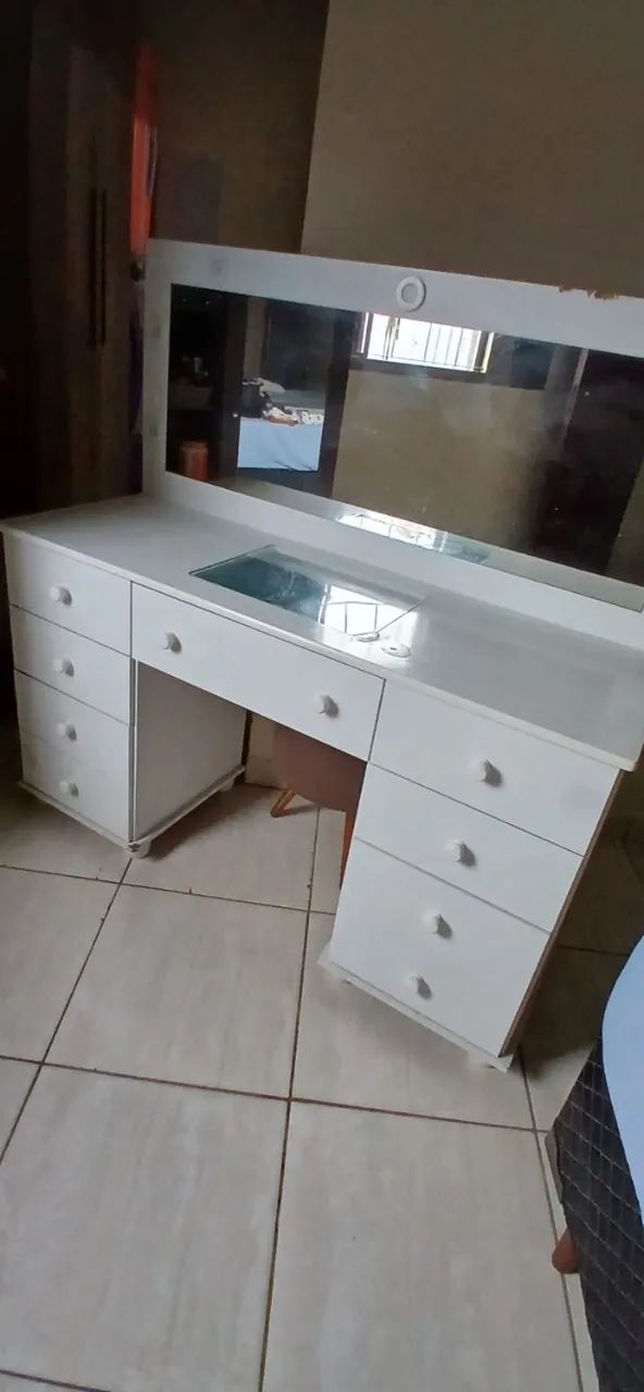 PENTEADEIRA CAMARIM BRANCA COM ESPELHO E GAVETAS - R$ 450