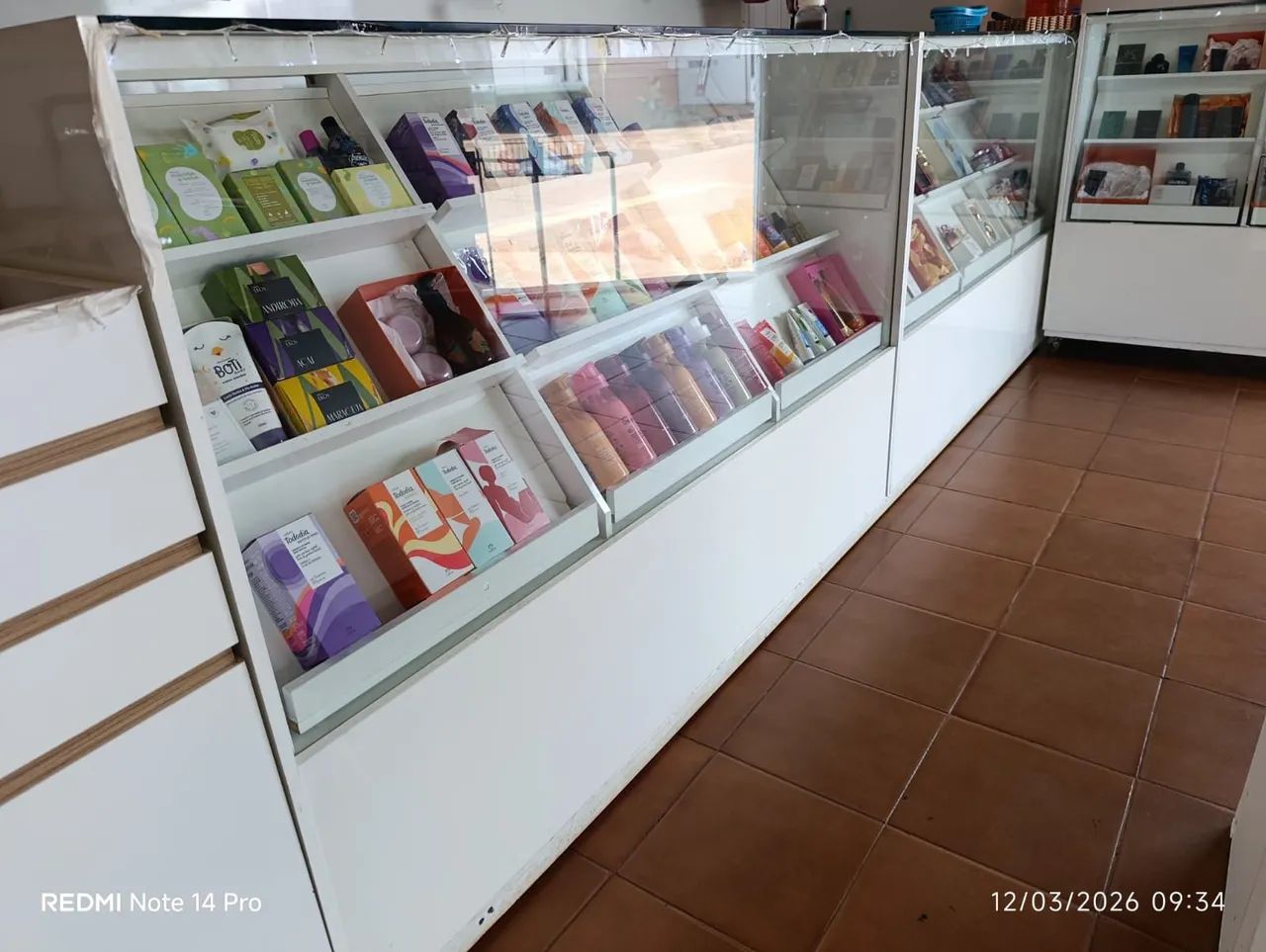 Móveis de loja de roupas e celular  - Foto 2