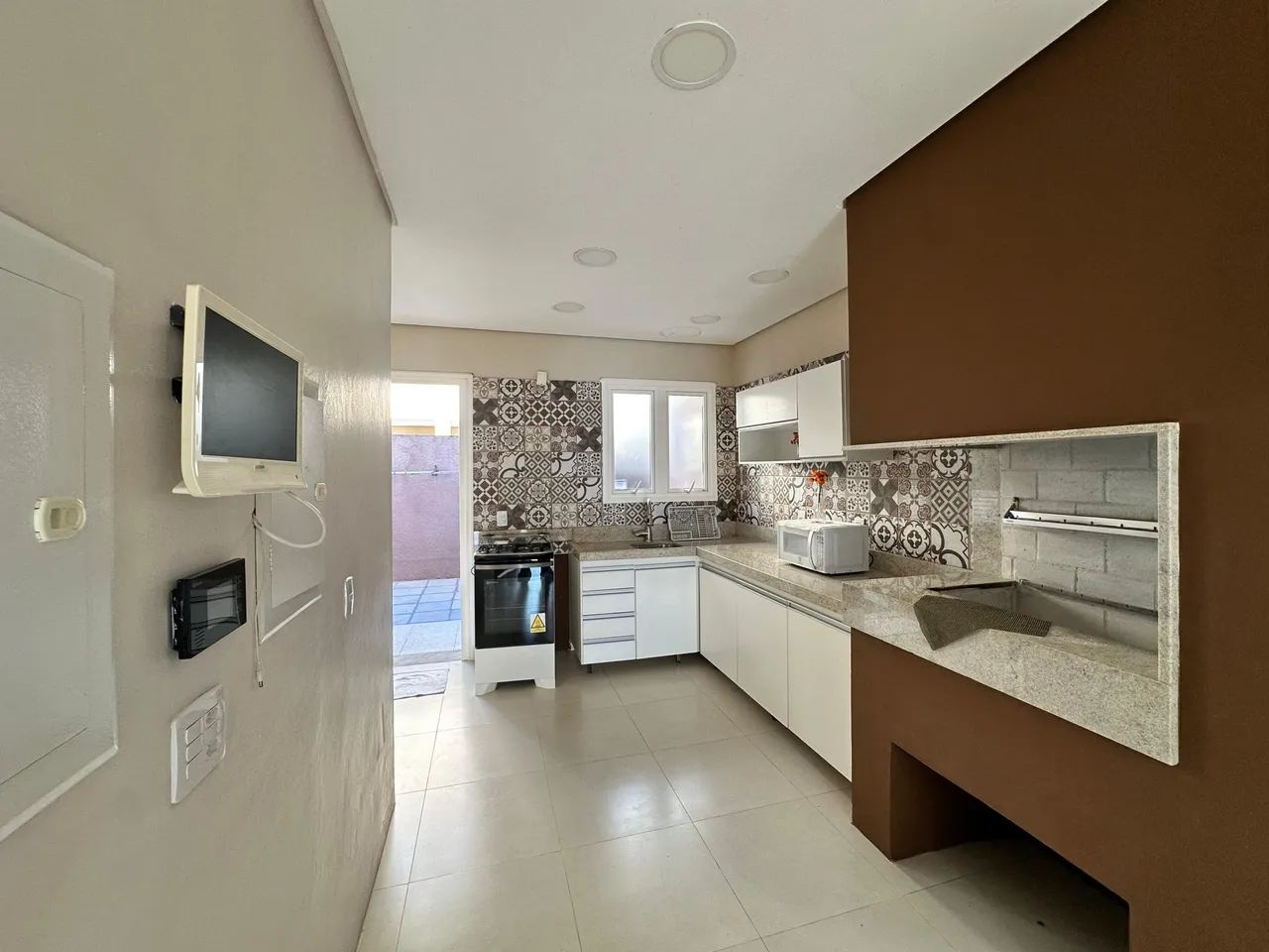 Casa, mobiliada com 4 dormitórios sendo 1 suíte no bairro Hípica, Zona Sul de Porto Alegre - Foto 4