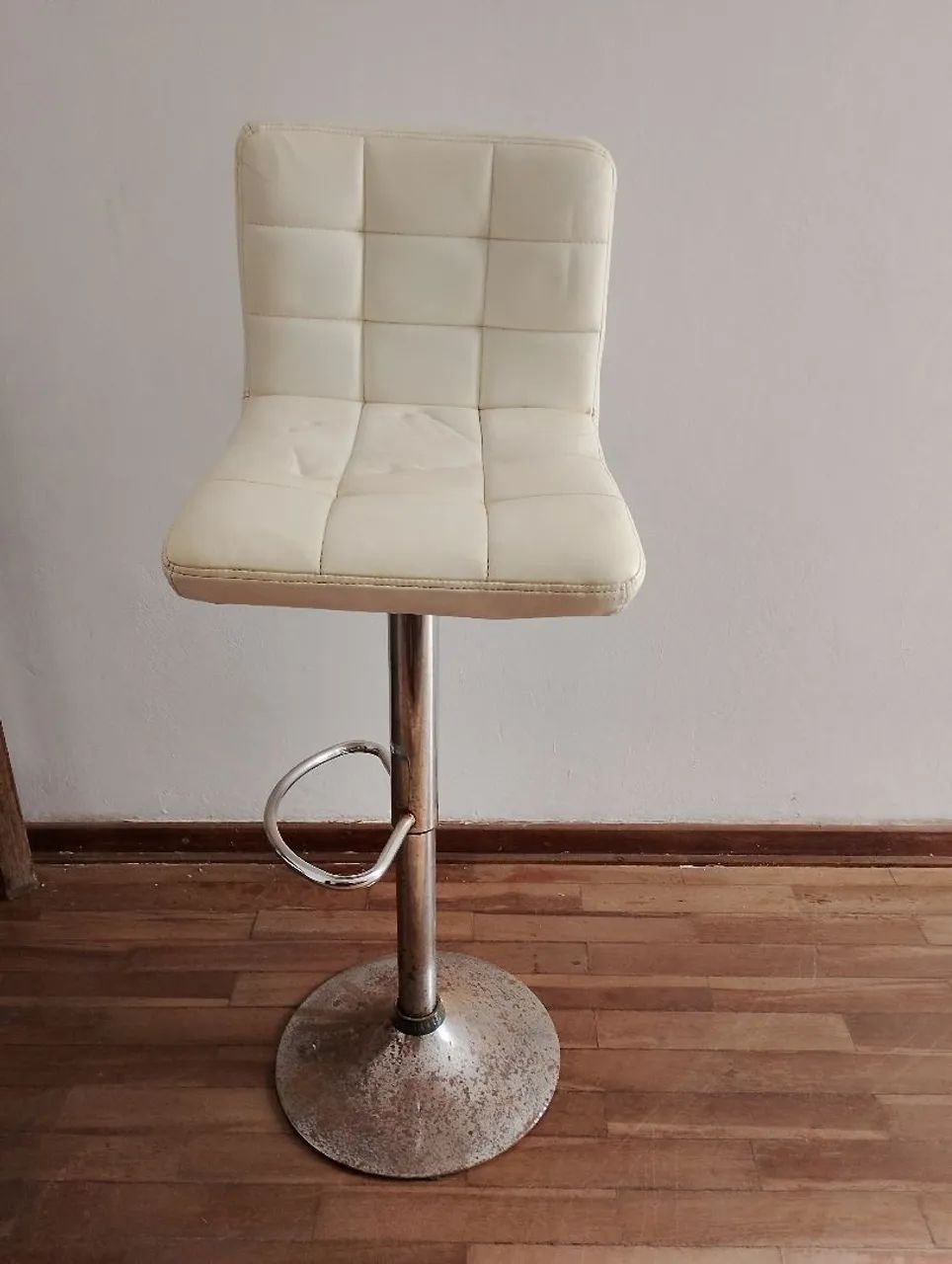 Banqueta Estofada Giratória Branca Regulável 