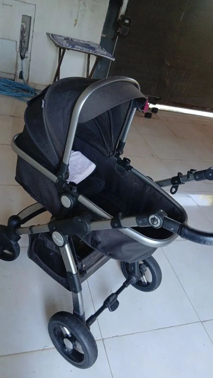 Carrinho de bebê europeu e bebê conforto
