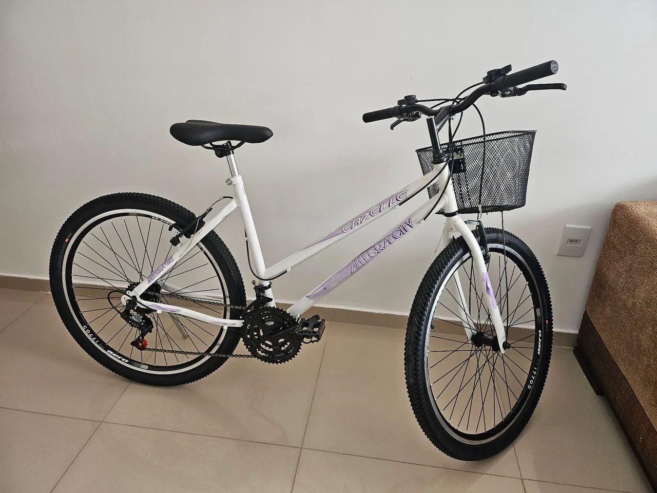 Bicicleta com cesta, capacete e corrente 