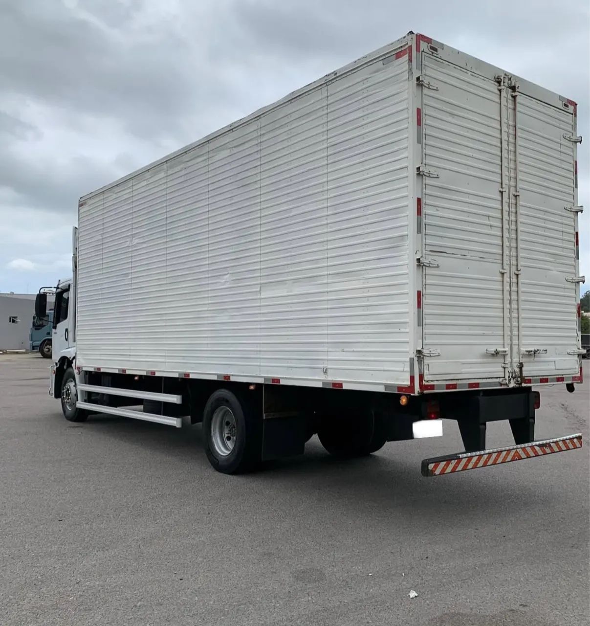 Caminhão Constellation 13-180  Baú 4x2 - Foto 5