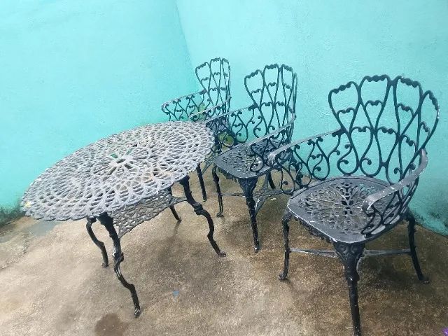 Mesa de alumínio com três cadeiras 