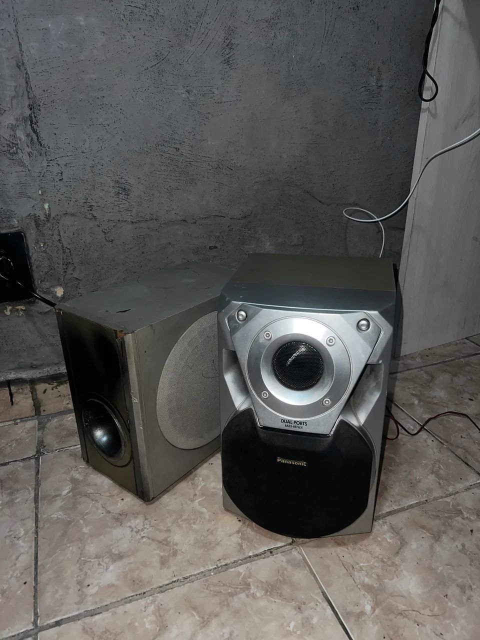 Par de Caixas de Som Acústicas (Panasonic + Caixa Auxiliar)
