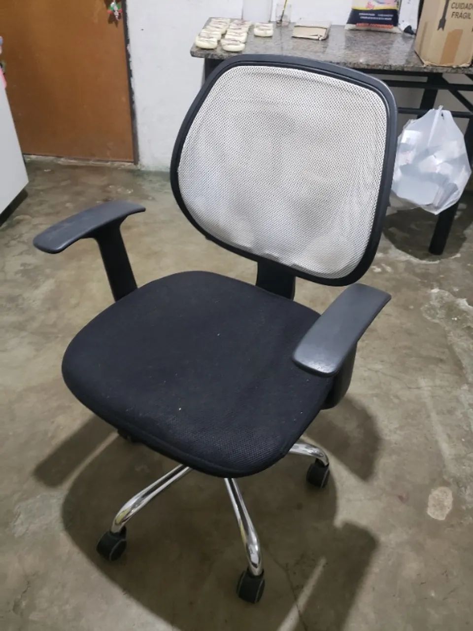 Cadeira para escritório usada - Leve defeito rodinha - Foto 4