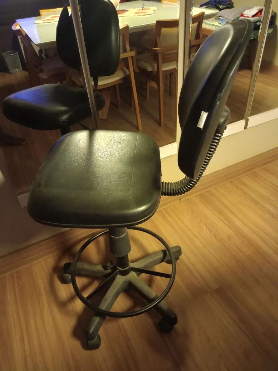 Cadeira caixa alta estofada em vinil preto - Foto 3