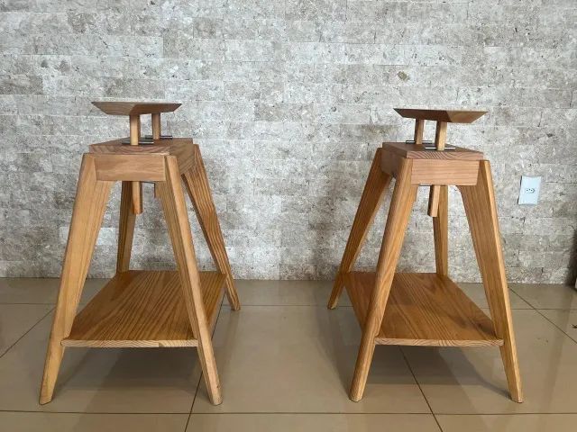 Mesa de Design Autoral com Tampo de Vidro Bisotado e Cavaletes em Madeira Selecionada - Foto 2