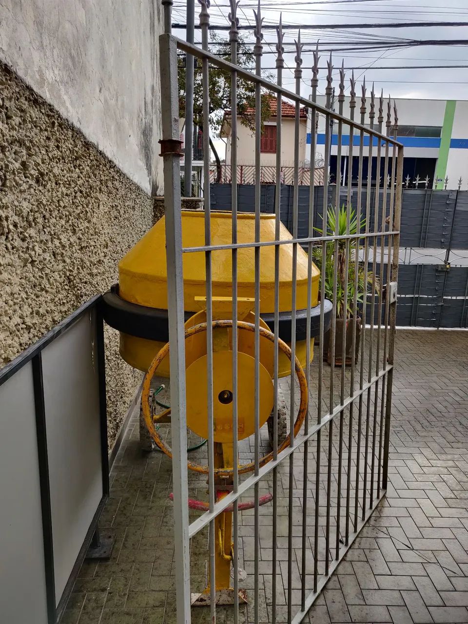 Portão de Ferro com 3 partes: 2,10x1,69m  e 2,10 2,10×1,40 - Foto 2
