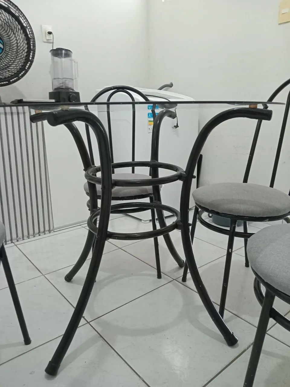 Mesa de vidro  base de ferro  4 cadeiras  na cor preto  com  cinza - Foto 4