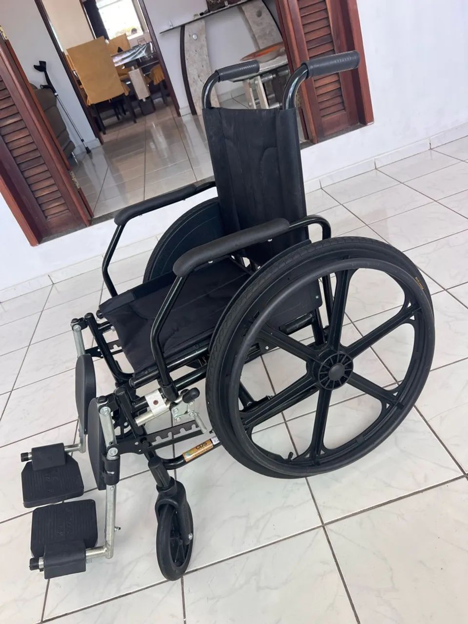 Vendo Cadeira de Rodas - Foto 3